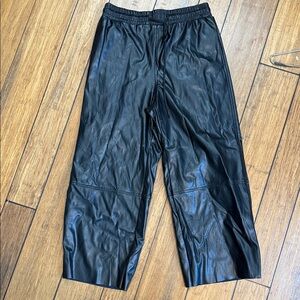 Chic Black Faux Leather cropped pants